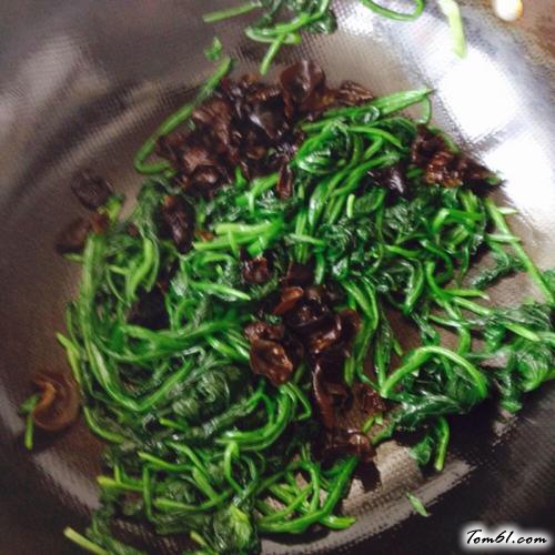 【菠菜木耳炒鸡蛋】