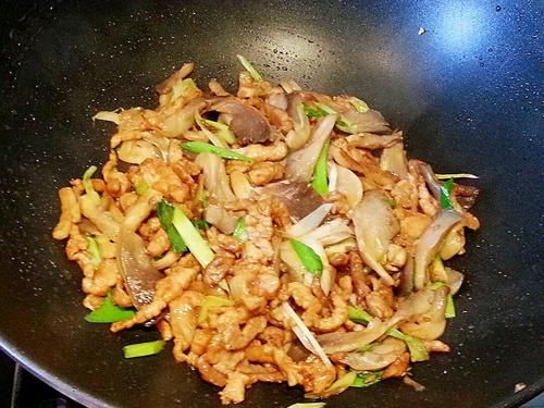 【平菇蒜苗炒肉丝】