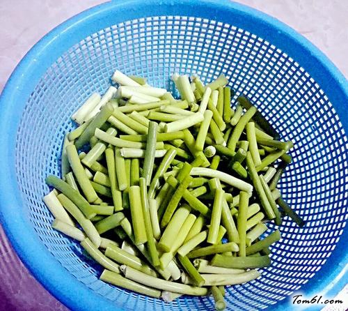 【蒜心炒腊肠】