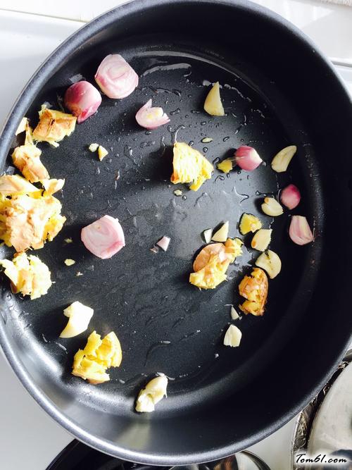 【黄豆焖猪蹄】