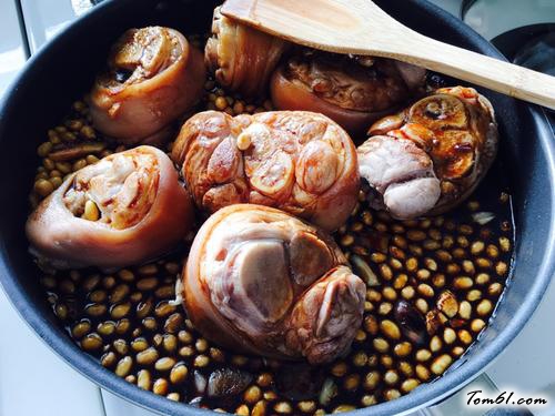 【黄豆焖猪蹄】