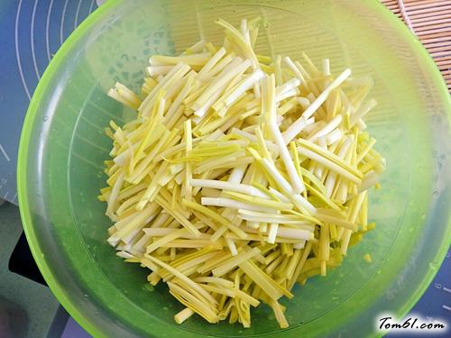 【肉丝炒蒜黄】