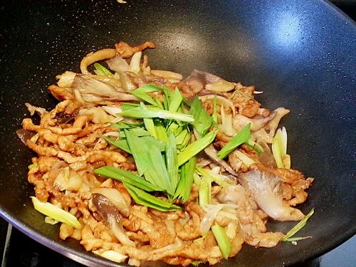 【平菇蒜苗炒肉丝】