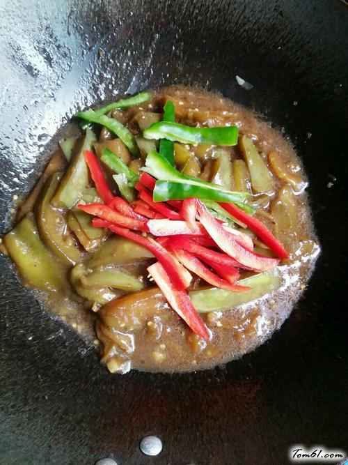 【酱香油焖茄子】