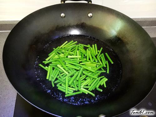 【蒜苔炒鱿鱼】