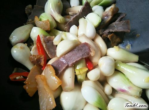 【葱头炒腊肉】