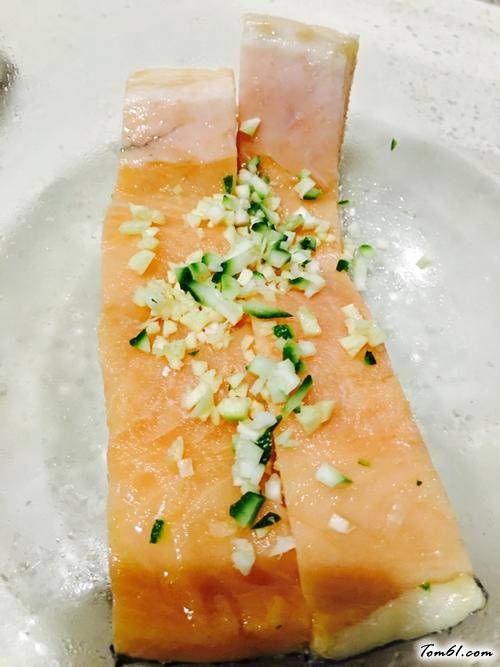 【迷迭香酱汁三文鱼】