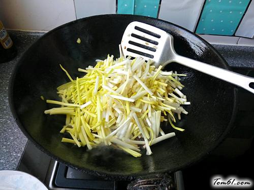 【肉丝炒蒜黄】