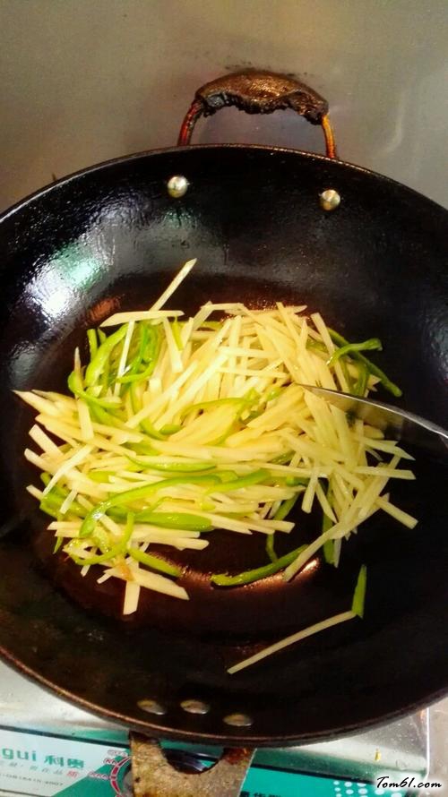 【土豆炒青椒】