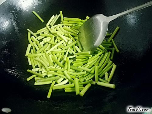 【蒜心炒腊肠】