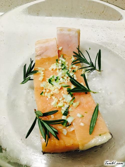 【迷迭香酱汁三文鱼】