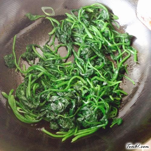 【菠菜木耳炒鸡蛋】