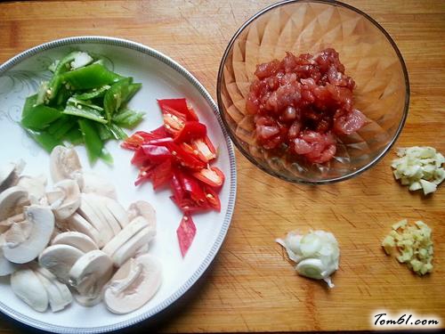 【肉片双椒烧口蘑】