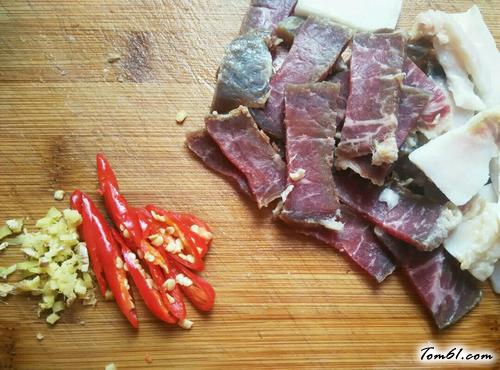 【葱头炒腊肉】