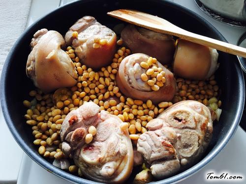 【黄豆焖猪蹄】