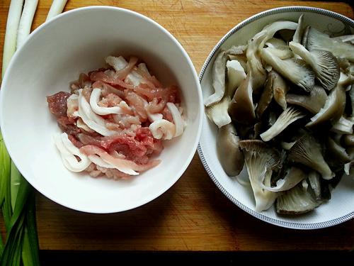 【平菇蒜苗炒肉丝】