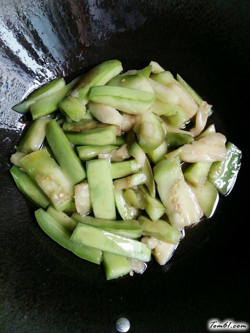 【酱香油焖茄子】