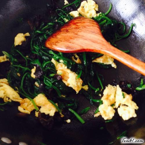 【菠菜木耳炒鸡蛋】