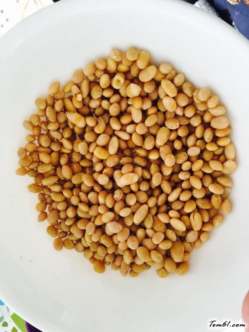 【黄豆焖猪蹄】