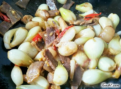 【葱头炒腊肉】