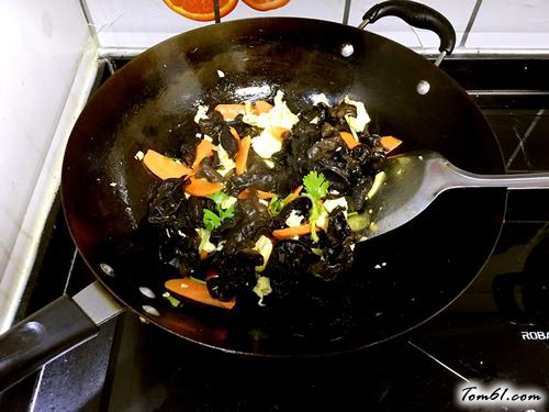 【黑木耳炒鸡蛋】