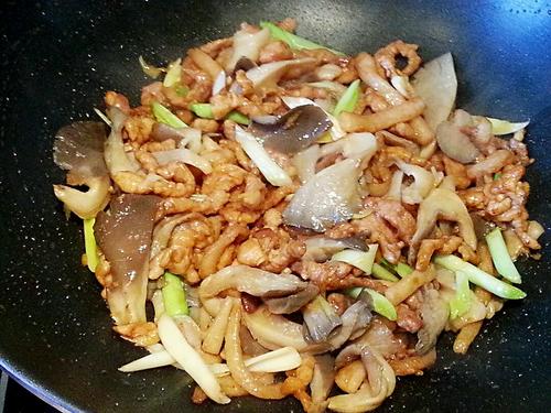 【平菇蒜苗炒肉丝】