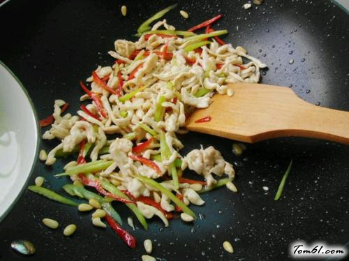 【松子双椒鸡丝】