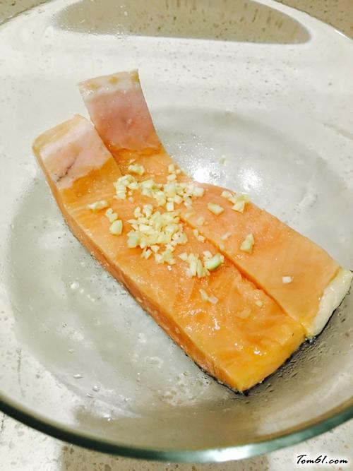 【迷迭香酱汁三文鱼】