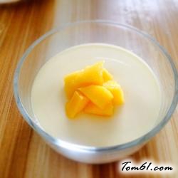牛奶炖蛋的做法2