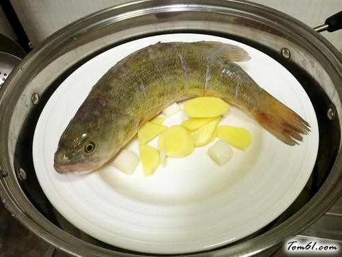 【柠香清蒸鲈鱼】