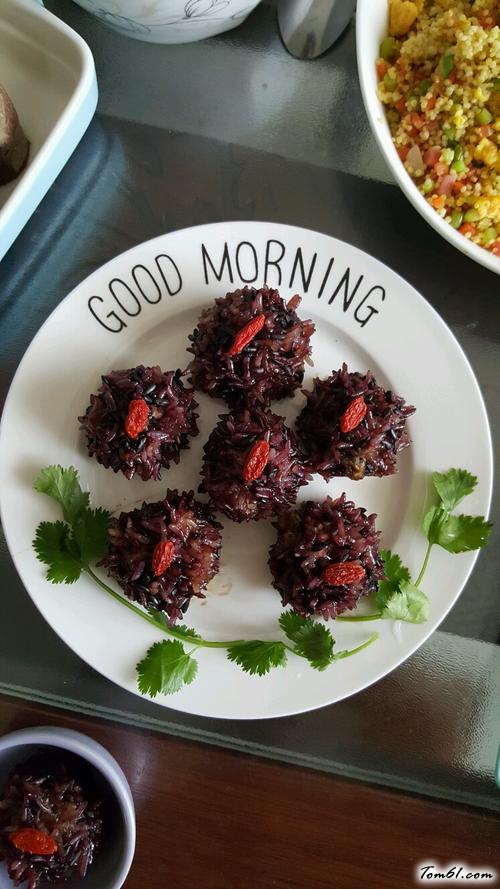 【鹌鹑蛋糯米肉丸】