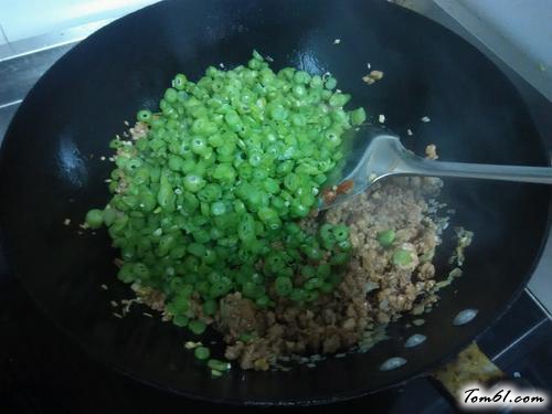 【豆角炒肉沫】