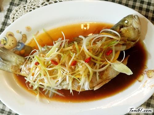 【柠香清蒸鲈鱼】