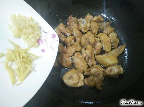 【金针菇蒸鸡翅】