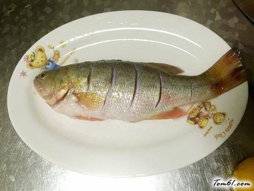 【柠香清蒸鲈鱼】