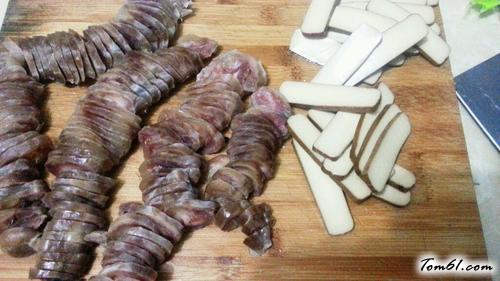 【鸡蛋干蒸腊肠】