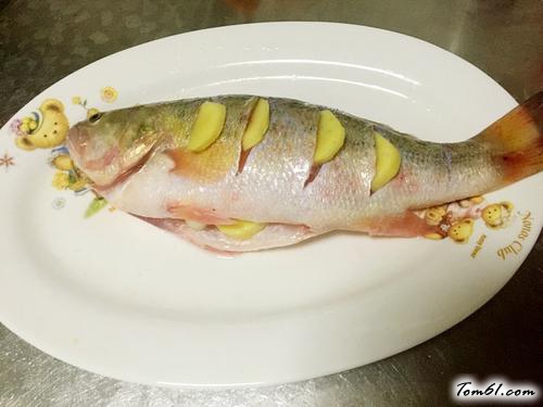 【柠香清蒸鲈鱼】