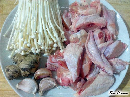 【金针菇蒸鸡翅】