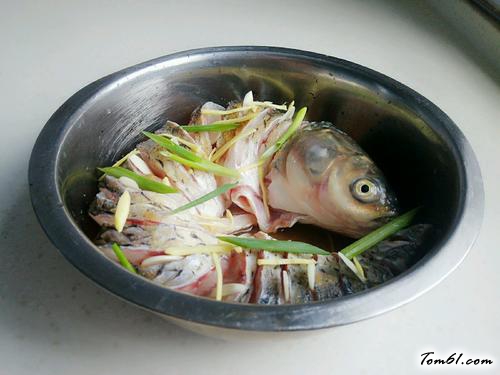 【清蒸孔雀开屏鱼】