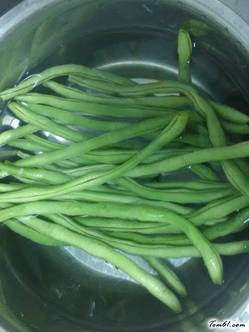 【豆角炒肉沫】