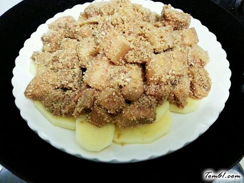 【粉蒸土豆五花肉】