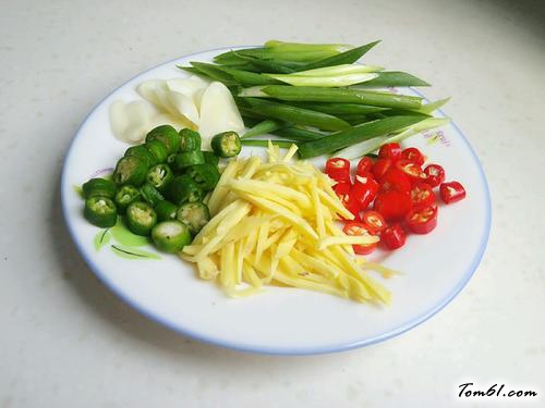 【清蒸孔雀开屏鱼】