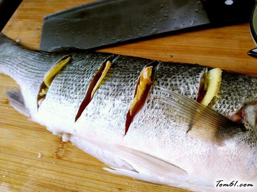 【柠檬鲈鱼（泰式清蒸）】