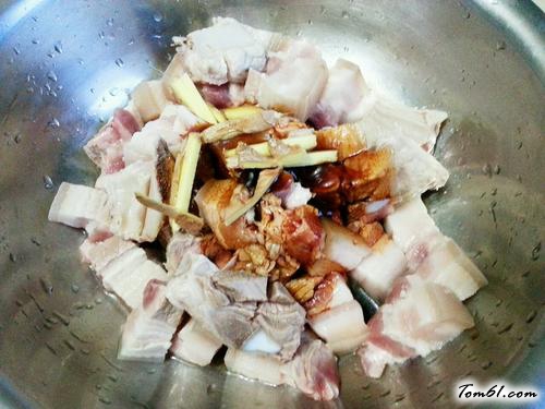 【粉蒸土豆五花肉】