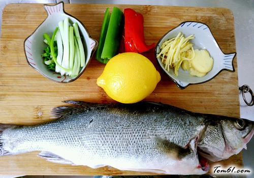 【柠檬鲈鱼（泰式清蒸）】