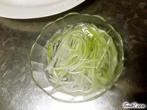 【柠香清蒸鲈鱼】