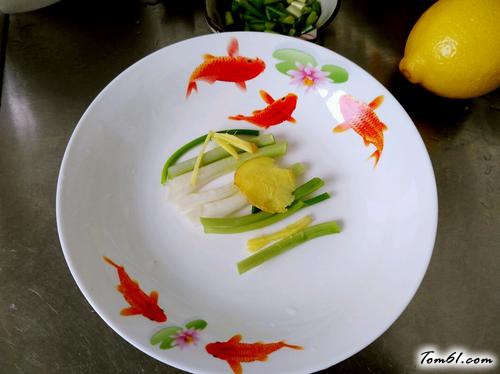 【柠檬鲈鱼（泰式清蒸）】