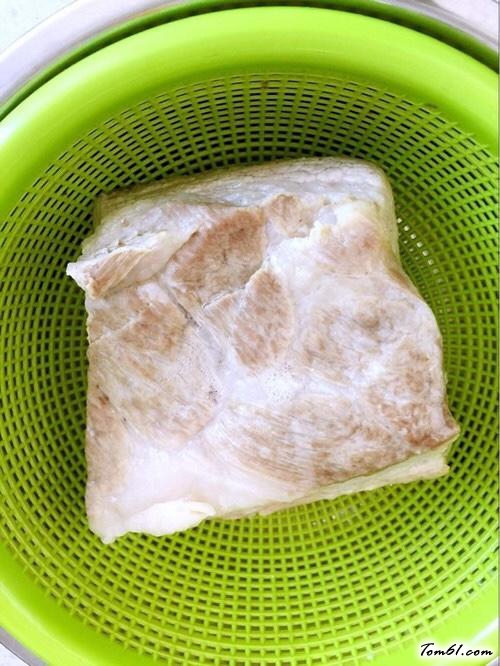 【黄花菜扣肉】