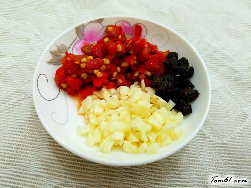 【剁椒肉末蒸豆腐】