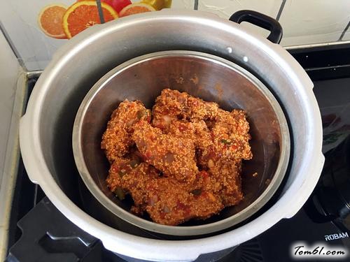 【小米辣酱蒸排骨】